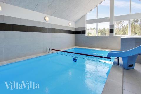 Sommerhus 396 er indrettet med en lækker poolafdeling med vandrutsjebane, dejlig stor indbygget spabad og sauna