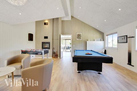 Luksushus 396 til 16 personer byder på et stort aktivitetsrum med bl.a. billard og dart