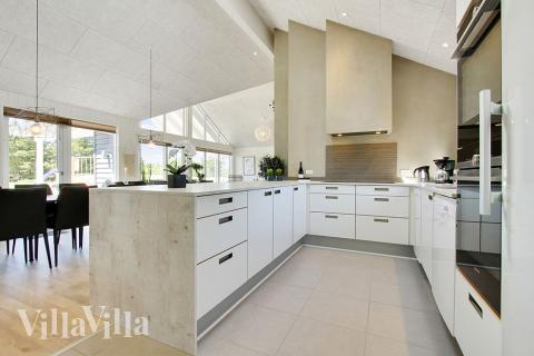 Køkkenet i luksushus nr. 396 er udstyrret, så I let kan lave mad til 16 personer.