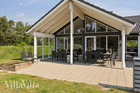 Luksushus nr. 396 har en dejlig terrasse med gode havemøbler til 16 personer.