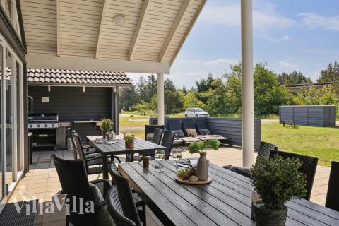 På terrassen i sommerhus nr. 396 er der plads til 16 personer.