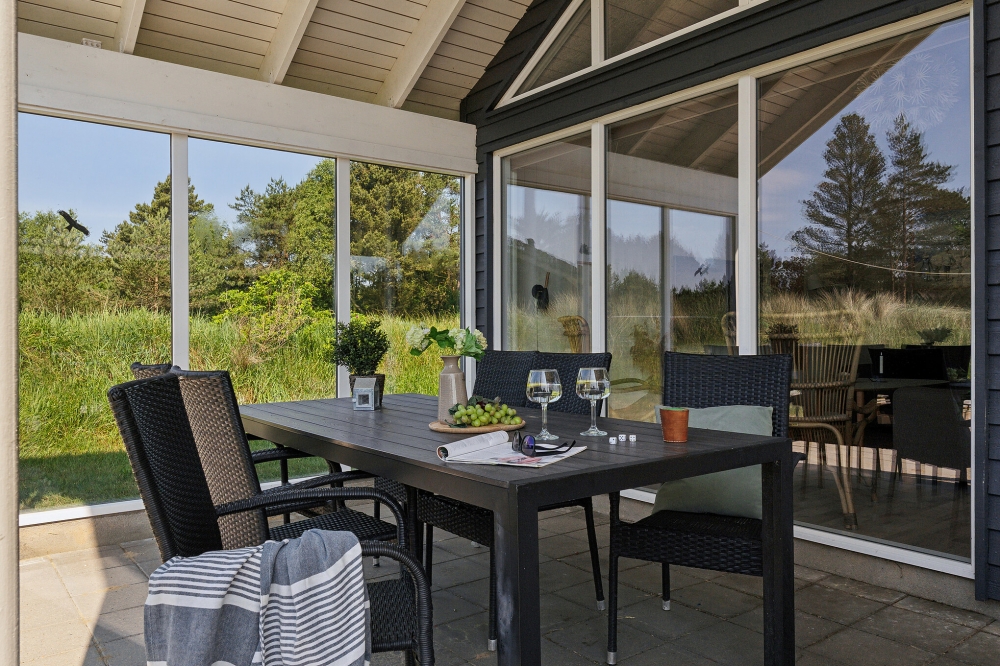 Nyd en grillaften på terrassen i luksushus nr. 396 i Vestjylland