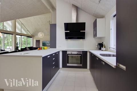 Køkkenet i luksushus nr. 713 er udstyrret, så I let kan lave mad til 16 personer.