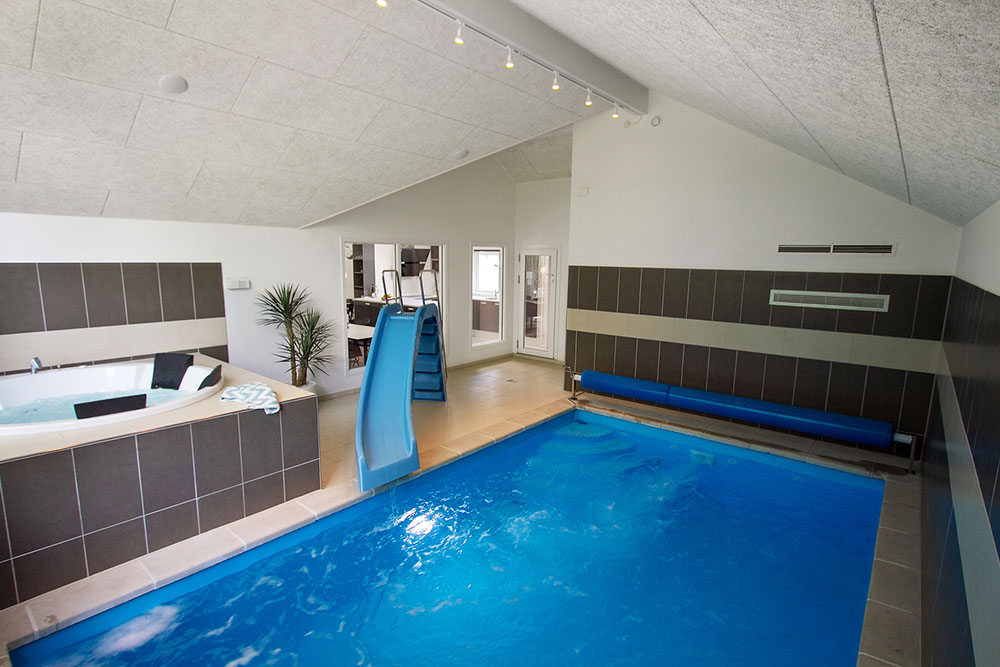 Sommerhus 713 er indrettet med en lækker poolafdeling med vandrutsjebane, dejlig stor indbygget spabad og sauna