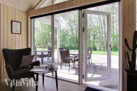 I kan sagtens side 16 personer sammen i sommerhusets opholdsrum, når I besøger luksushus 713 i Tyskland.