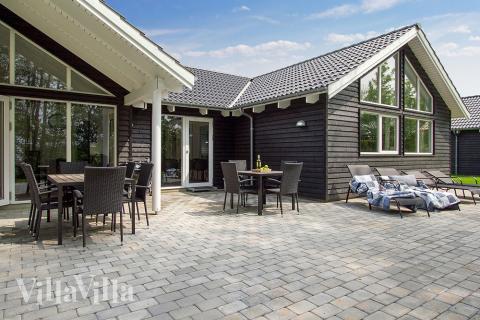 Nyd en grillaften på terrassen i luksushus nr. 713 i Tyskland