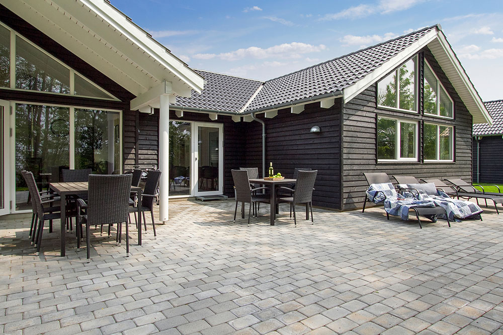 Nyd en grillaften på terrassen i luksushus nr. 713 i Tyskland