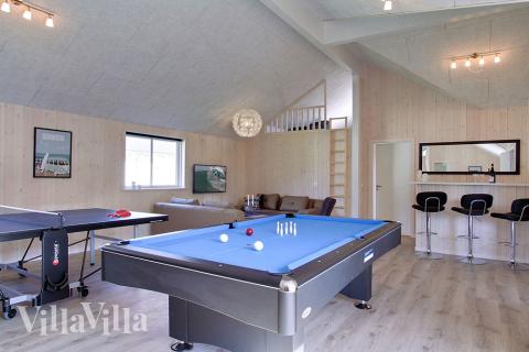 Luksushus 706 til 24 personer byder på et stort aktivitetsrum med bl.a. billard og dart
