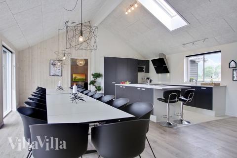 Det store lyse opholdrum i luksushus nr. 706 til 24.