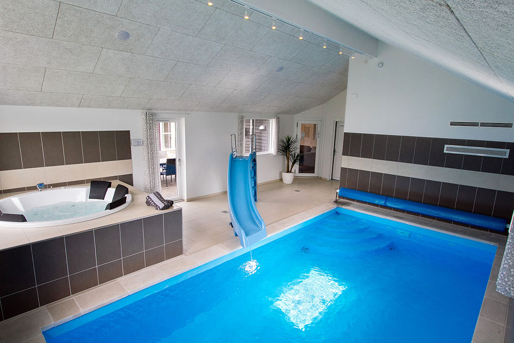 Sommerhus 706 er indrettet med en lækker poolafdeling med vandrutsjebane, dejlig stor indbygget spabad og sauna