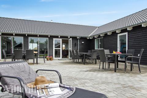 Luksushus nr. 706 har en dejlig terrasse med gode havemøbler til 24 personer.