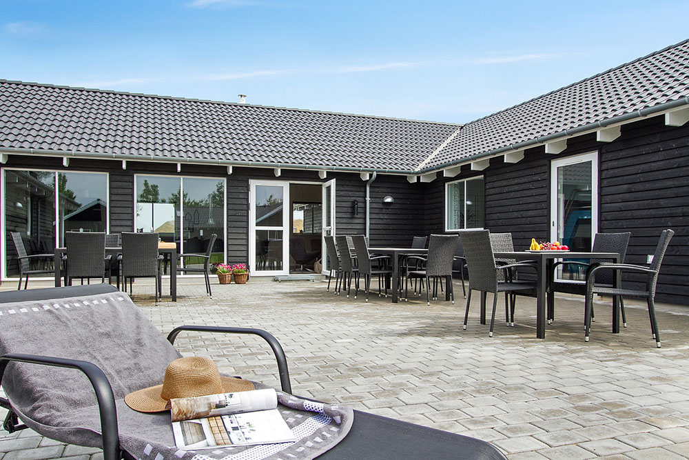 Luksushus nr. 706 har en dejlig terrasse med gode havemøbler til 24 personer.