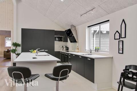 Køkkenet i luksushus nr. 714 er udstyrret, så I let kan lave mad til 24 personer.