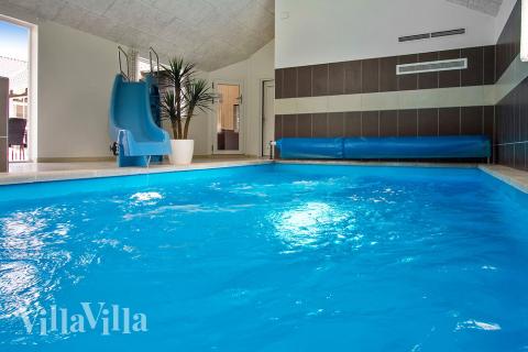 Den lækre pool i luksushuse nr. 714 til 24 personer