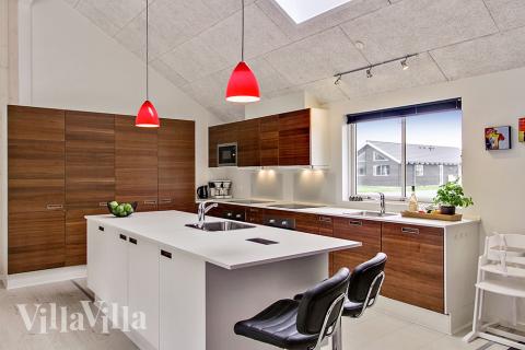 Køkkenet i luksushus nr. 715 er udstyrret, så I let kan lave mad til 20 personer.