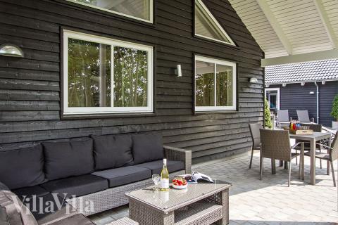 På terrassen i sommerhus nr. 715 er der plads til 20 personer.