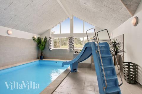 Sommerhus 399 er indrettet med en lækker poolafdeling med vandrutsjebane, dejlig stor indbygget spabad og sauna