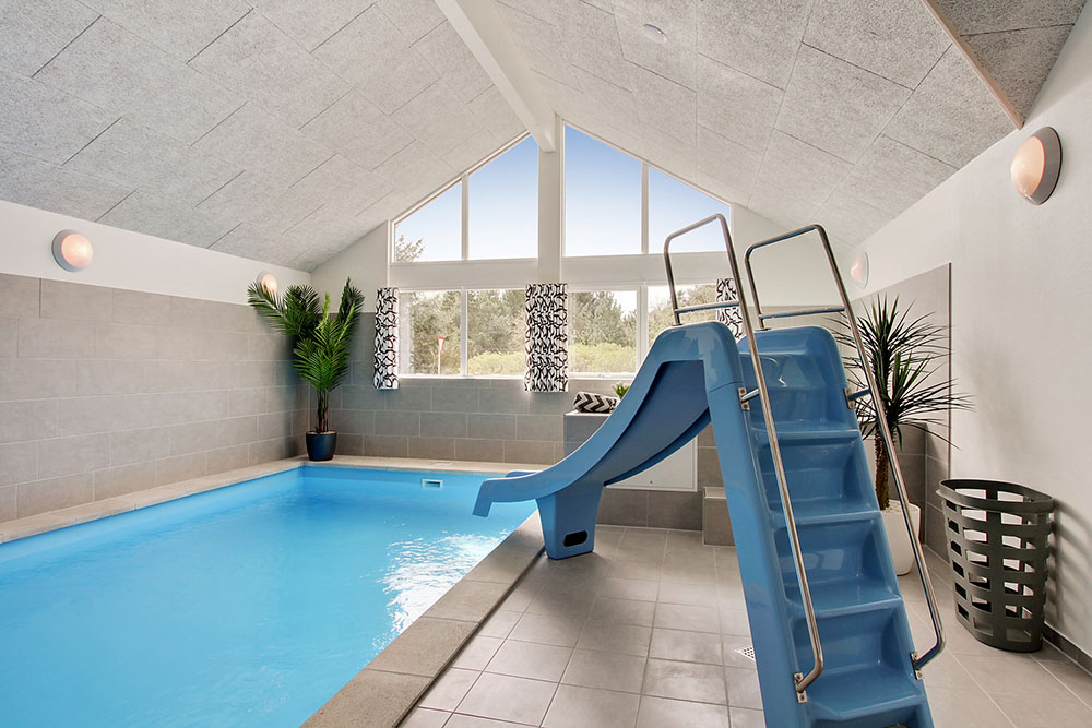 Sommerhus 399 er indrettet med en lækker poolafdeling med vandrutsjebane, dejlig stor indbygget spabad og sauna