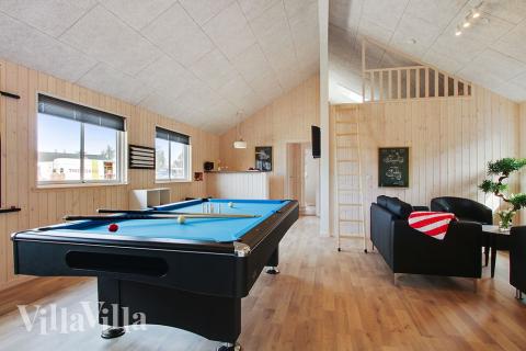 Dyst i sommerhusets aktivitetsrum, når I besøger luksushus nr. 399 i Vestjylland.