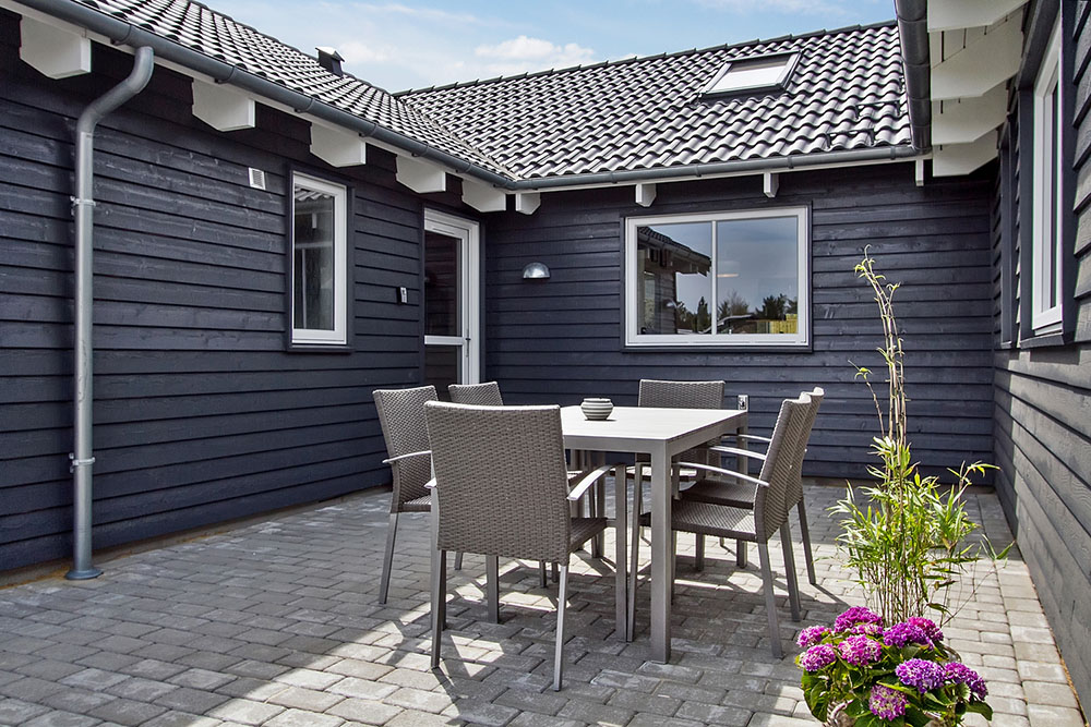 På terrassen i sommerhus nr. 399 er der plads til 18 personer.