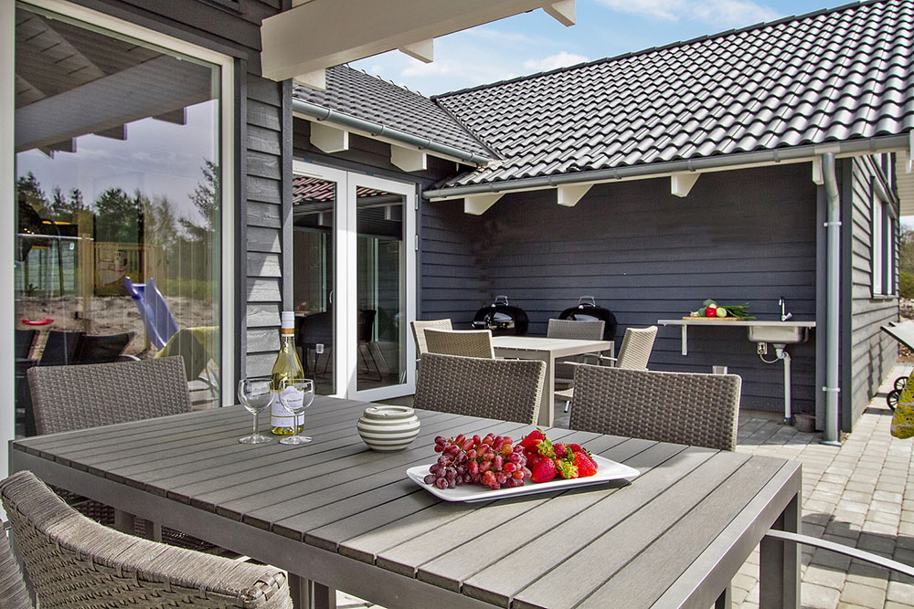 Nyd en grillaften på terrassen i luksushus nr. 399 i Vestjylland