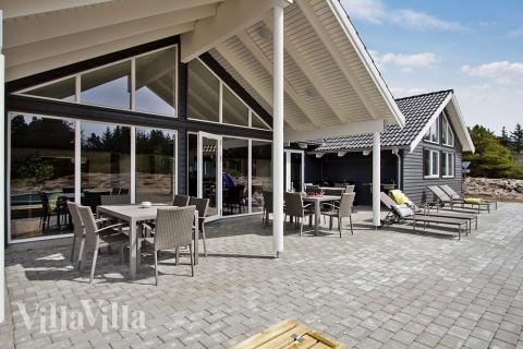 Luksushus nr. 399 har en dejlig terrasse med gode havemøbler til 18 personer.