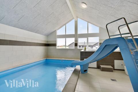 Sommerhus 388 er indrettet med en lækker poolafdeling med vandrutsjebane, dejlig stor indbygget spabad og sauna