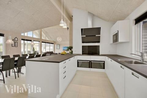 Køkkenet i luksushus nr. 388 er udstyrret, så I let kan lave mad til 16 personer.