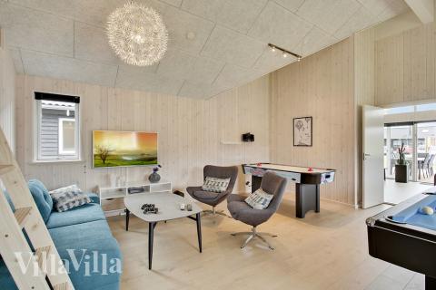 Luksushus 388 til 16 personer byder på et stort aktivitetsrum med bl.a. billard og dart