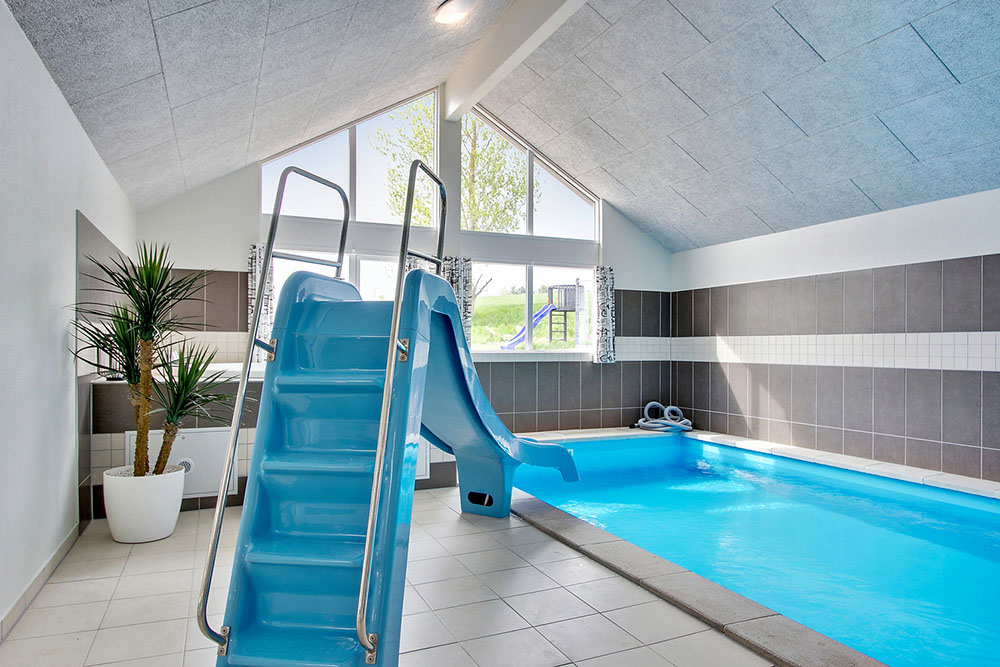 Sommerhus 397 er indrettet med en lækker poolafdeling med vandrutsjebane, dejlig stor indbygget spabad og sauna
