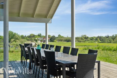 På terrassen i sommerhus nr. 397 er der plads til 18 personer.