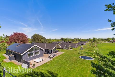 Luksushus nr. 397 har en dejlig terrasse med gode havemøbler til 18 personer.