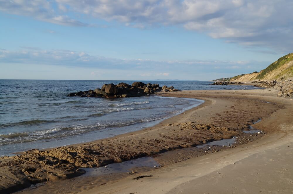 Stranden nær luksushus nr. 398 i Nordsjælland indbyder til en gåtur.