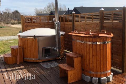 I det attraktive aktivitesrum i luksushus nr. 398 i Nordsjælland  er der masser af udendørs aktiviteter, f.eks. legetårn og gynge