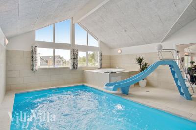 Sommerhus 390 er indrettet med en lækker poolafdeling med vandrutsjebane, dejlig stor indbygget spabad og sauna