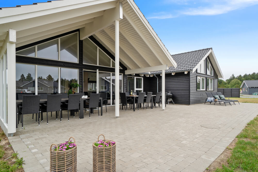 Stor terrasse ved luksushus nr. 390 i Vestjylland.