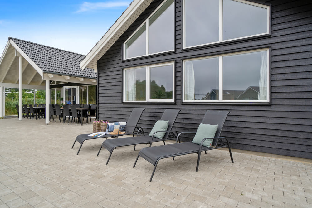 På terrassen i sommerhus nr. 390 er der plads til 18 personer.