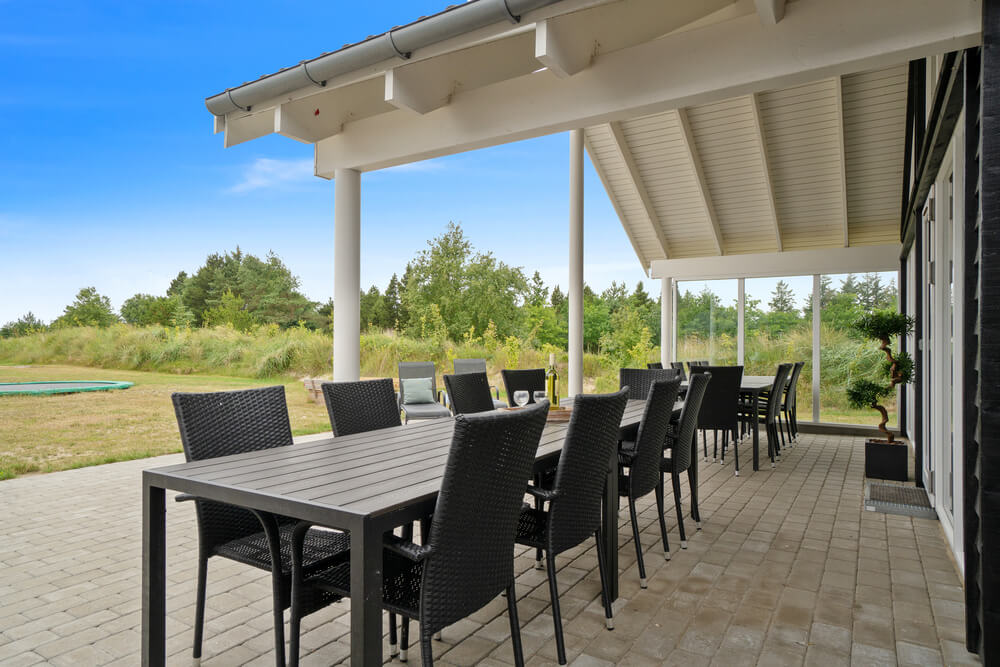 Nyd en grillaften på terrassen i luksushus nr. 390 i Vestjylland