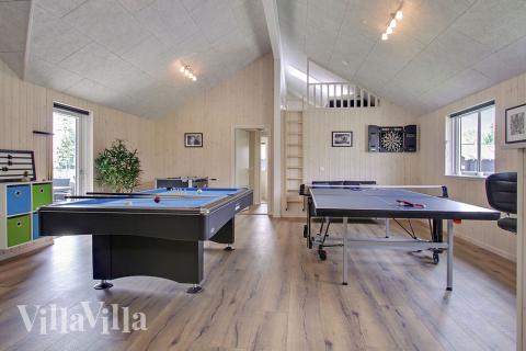Luksushus 707 til 20 personer byder på et stort aktivitetsrum med bl.a. billard og dart