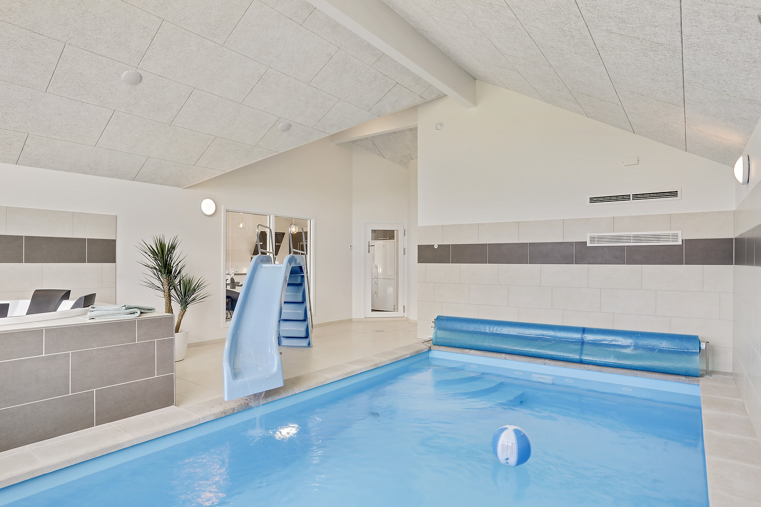 Sommerhus 405 er indrettet med en lækker poolafdeling med vandrutsjebane, dejlig stor indbygget spabad og sauna