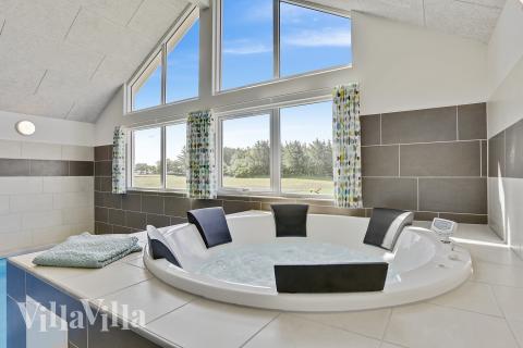 Nyd varmen i spaen i luksushus nr. 405 i Limfjorden