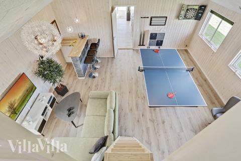 Luksushus 405 til 18 personer byder på et stort aktivitetsrum med bl.a. billard og dart