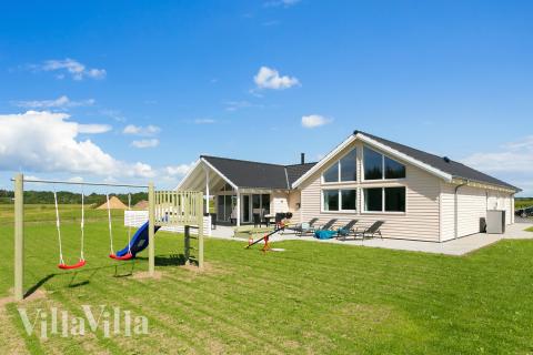 Flot sommerhus nr. 405 med god plads til op til 18 personer