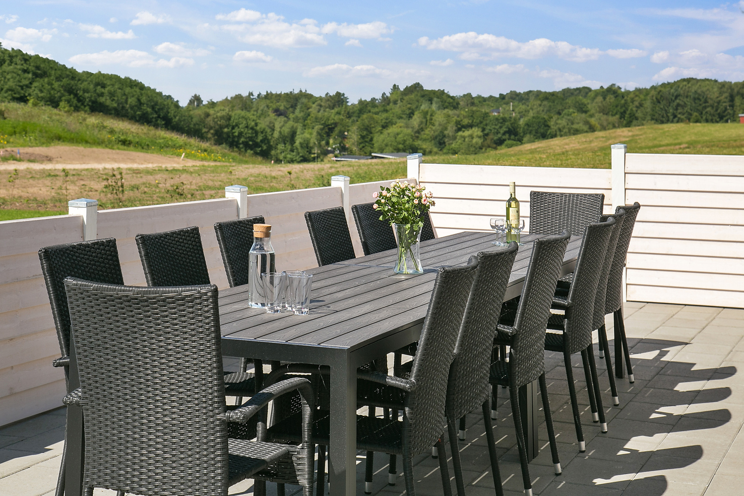 Nyd en grillaften på terrassen i luksushus nr. 405 i Limfjorden