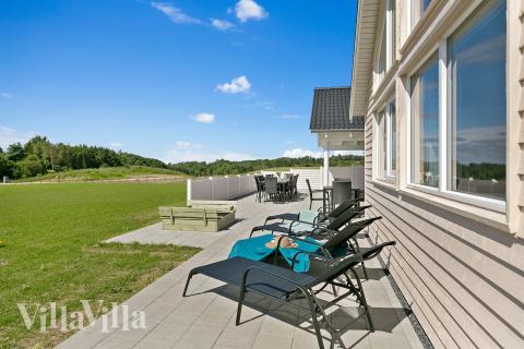 Luksushus nr. 405 har en dejlig terrasse med gode havemøbler til 18 personer.