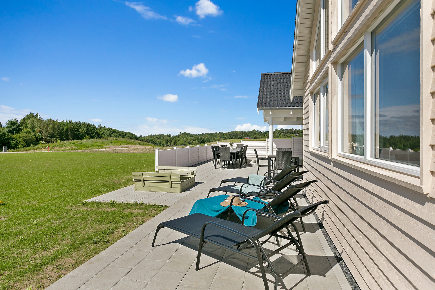 Luksushus nr. 405 har en dejlig terrasse med gode havemøbler til 18 personer.
