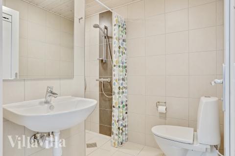 Der er bad med brus i luksushus nr. 405 til 18 personer.