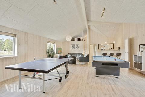 Aktivitetsrum i luksushus nr. 406 med 9 soveværelser og plads til 24 personer.