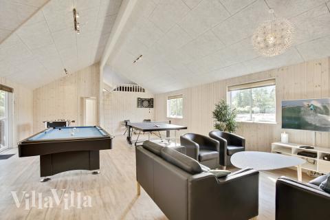 Dyst i sommerhusets aktivitetsrum, når I besøger luksushus nr. 406 i Nordsjælland.