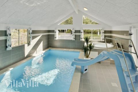 Sommerhus 406 er indrettet med en lækker poolafdeling med vandrutsjebane, dejlig stor indbygget spabad og sauna
